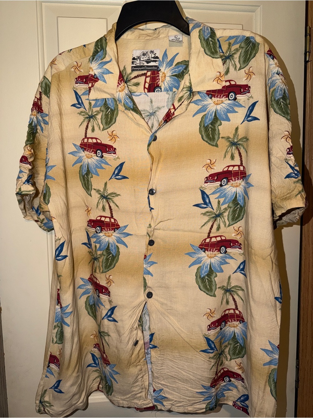Vintage Beige Short-Sleeve Hawaiian Shirt with Red Car Print